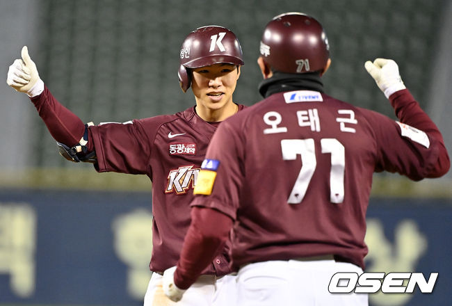 5회초 1사 2,3루에서 키움 김혜성이 2타점 역전 적시타를 날리고 기뻐하고 있다.  2021.10.20 /jpnews@osen.co.kr