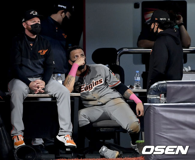 한화 이글스 에르난 페레즈가 감독석에 앉아 카를로스 수베로 감독과 이야기를 나누고 있다. /OSEN DB