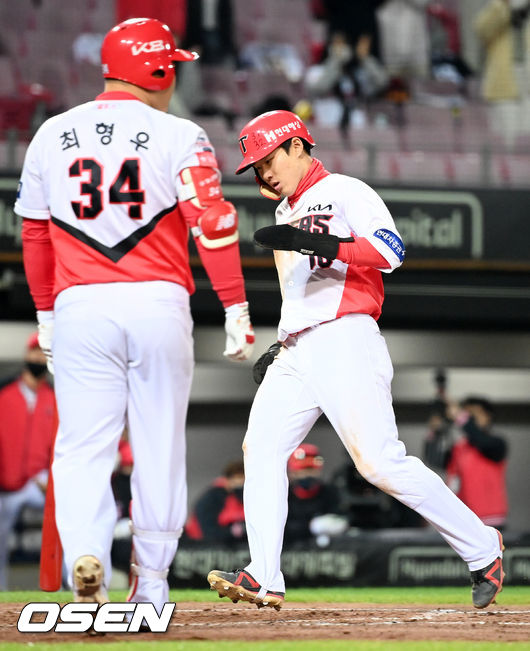 20일 오후 광주 KIA 챔피언스필드에서 ‘2021 신한은행 SOL KBO리그’ KIA 타이거즈와 KT 위즈의 경기가 열렸다. 5회말 2사 주자 1,3루 KIA 최형우 타석에서 KT 선발 소형준의 폭투를 틈타 최원준이 홈을 밟고 있다. 2021.10.20 / rumi@osen.co.kr