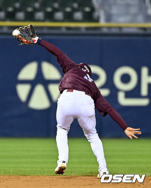 4회말 2사 2루에서 키움 김혜성이 LG 유강남의 안타성 타구를 점프 캐치하고 있다.  2021.10.20 /jpnews@osen.co.kr