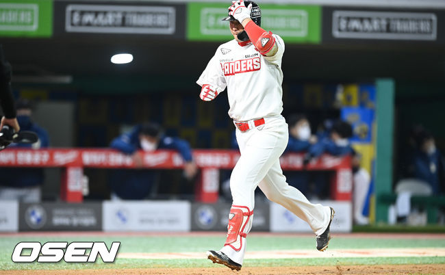 20일 오후 인천 문학 SSG랜더스필드에서 2021 신한은행 SOL KBO리그 SSG 랜더스와 NC 다이노스의 경기가 진행됐다.8회말 1사 1,3루 SSG 최정이 동점 3점 홈런을 날리고 홈을 밟고 있다 2021.10.20 / soul1014@osen.co.kr