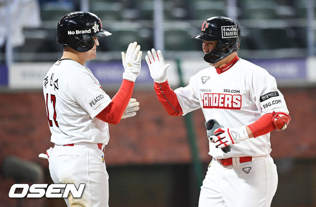 20일 오후 인천 문학 SSG랜더스필드에서 2021 신한은행 SOL KBO리그 SSG 랜더스와 NC 다이노스의 경기가 진행됐다.8회말 1사 1,3루 SSG 최정이 동점 3점 홈런을 날리고 추신수의 축하를 받고 있다.   2021.10.20 / soul1014@osen.co.kr