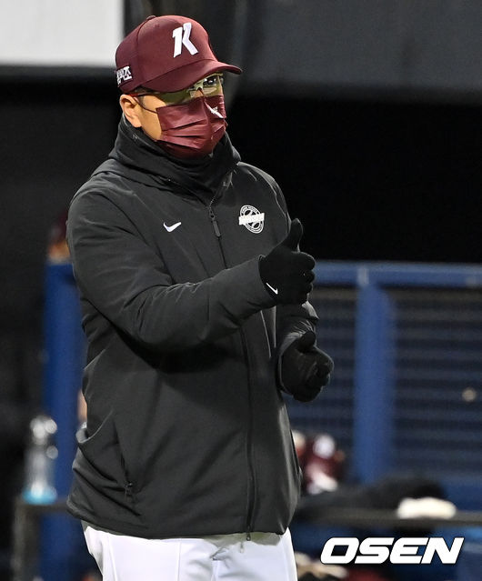 경기를 마치고 키움 홍원기 감독이 선수들을 격려하고 있다.   /jpnews@osen.co.kr