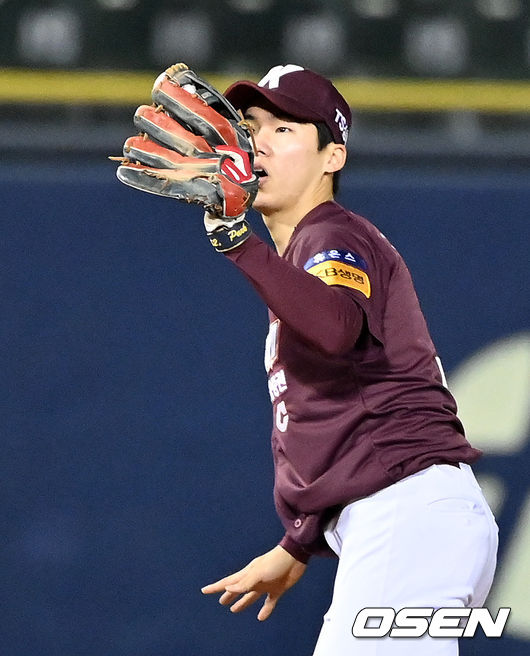 4회말 2사 2루에서 키움 김혜성이 LG 유강남의 안타성 타구를 점프 캐치하고 있다.  2021.10.20 /jpnews@osen.co.kr