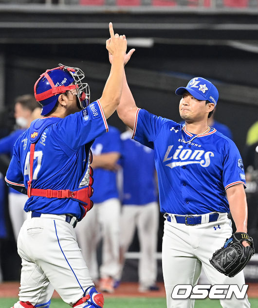 삼성 라이온즈 투수 오승환이 세이브를 거둔 후 포수 강민호와 세리머니를 하고 있다./OSEN DB