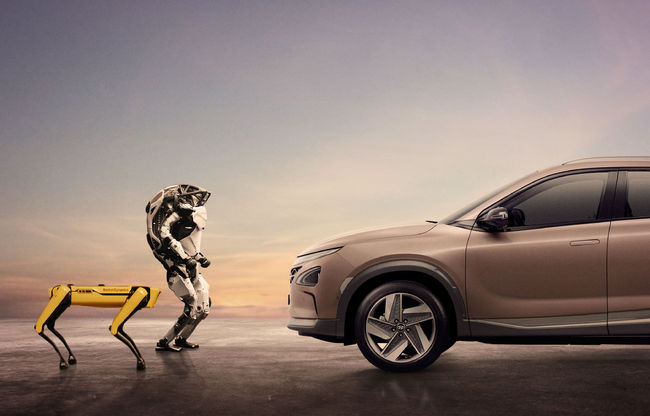 수소전기차 넥쏘와 마주한 보스턴 다이내믹스의 4족 보행 로봇 스팟과 2족 직립 보행 로봇 아틀라스. 