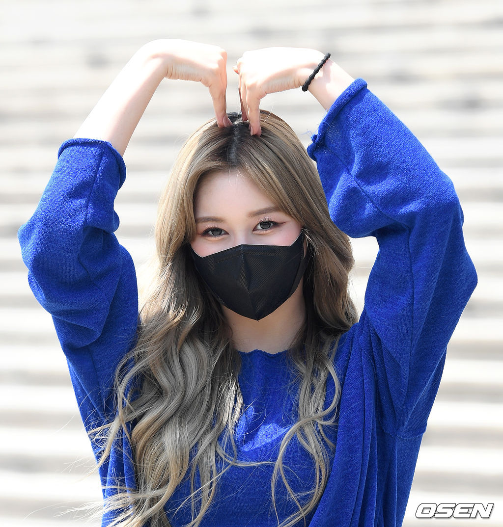 그룹 우주소녀 다영이 방송국으로 이동하며 포즈를 취하고 있다./ sunday@osen.co.kr