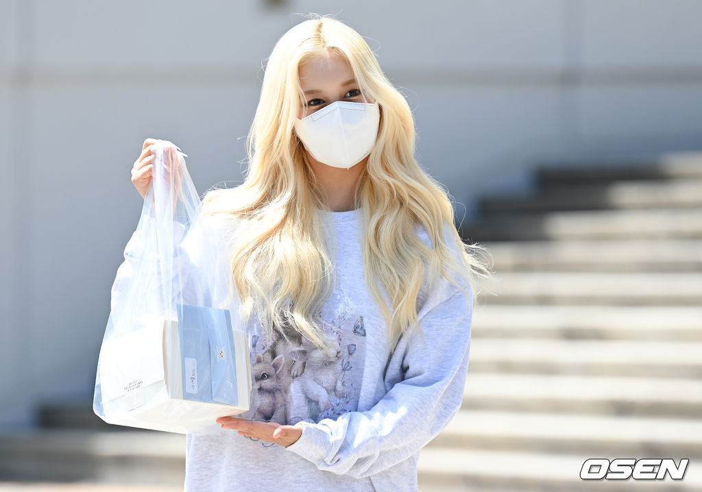 걸그룹 우주소녀 다영이 방송국에 들어서며 포즈를 취하고 있다. 2021.08.18 /cej@osen.co.kr