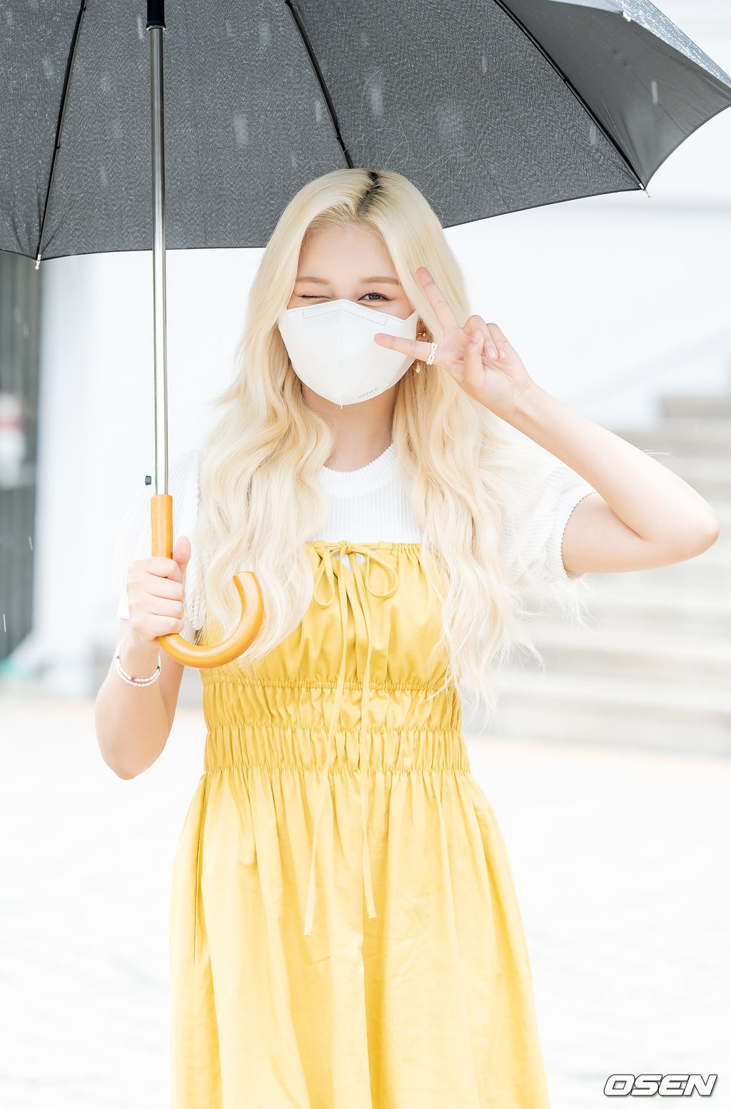 걸그룹 우주소녀 다영이 출근길에서 취재진을 향해 포즈를 취하고 있다.2021.08.25/rumi@osen.co.kr