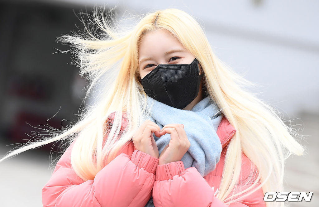 그룹 우주소녀 다영이 방송국으로 이동하며 포즈를 취하고 있다. /cej@osen.co.kr