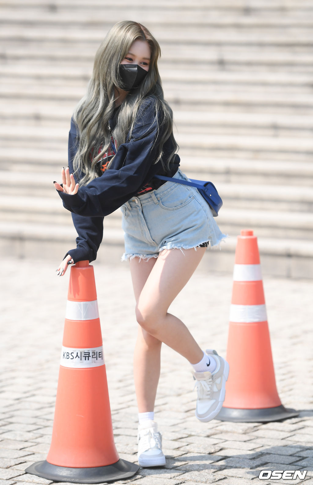 그룹 우주소녀 다영이 방송국으로 이동하며 포즈를 취하고 있다./ soul1014@osen.co.kr