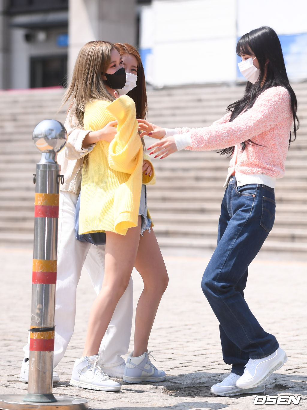그룹 우주소녀 엑시와 설아가 포즈 취하는 다영을 제지하고 있다./ soul1014@osen.co.kr
