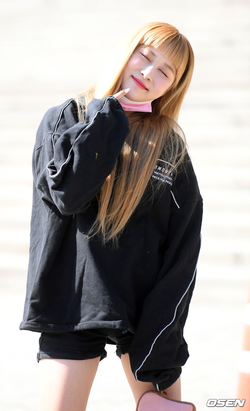 그룹 우주소녀 다영이 방송 참여를 위해 포즈를 취하며 방송국으로 들어서고 있다. /cej@osen.co.kr
