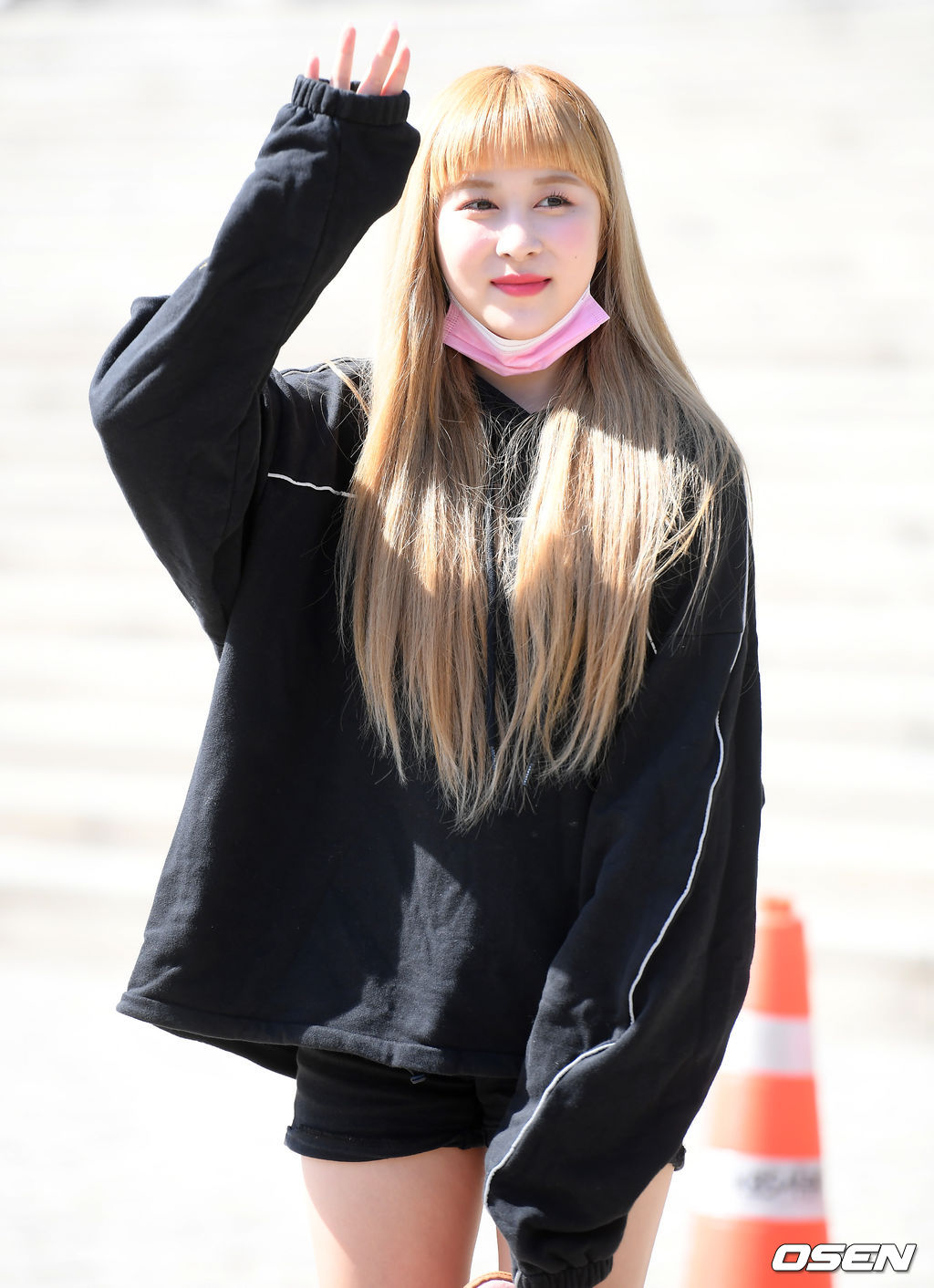 그룹 우주소녀 다영이 방송 참여를 위해 포즈를 취하며 방송국으로 들어서고 있다. /cej@osen.co.kr