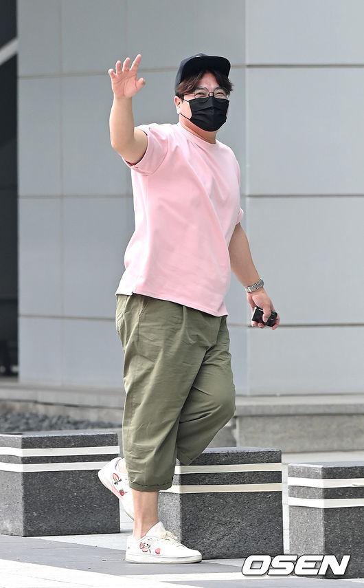 전 야구선수 김태균이 출근하며 인사를 전하고 있다. 2021.07.29 / dreamer@osen.co.kr
