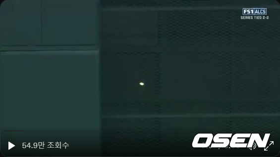 [사진] 21일(한국시간) 펜웨이 파크에서 열린 휴스턴과 보스턴의 ALCS 5차전 도중 중견수 쪽 벽에 나타나 경기를 잠깐 중단시켰던 정체불명의 불빛(가운데). <FOX스포츠:MLB 공식 트위터 캡처> 