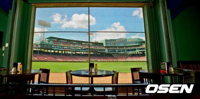 [사진] 블리처 바에서 바라본 펜웨이 파크. <블리처 바 공식 홈페이지 캡처>