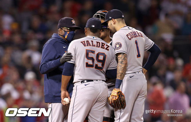 [사진] 더스티 베이커(왼쪽) 휴스턴 감독이 21일(한국시간) ALCS 5차전에서 5회 마운드에 올라 투수 프람버 발데스를 격려하고 있다. ⓒGettyimages(무단전재 및 재배포 금지)