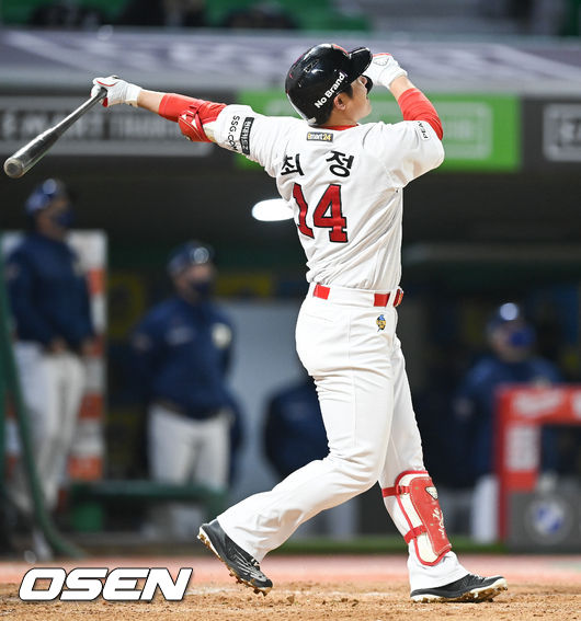 1회말 1사 1,2루 SSG 최정이 파울 홈런을 날리고 있다.   2021.10.20 / soul1014@osen.co.kr