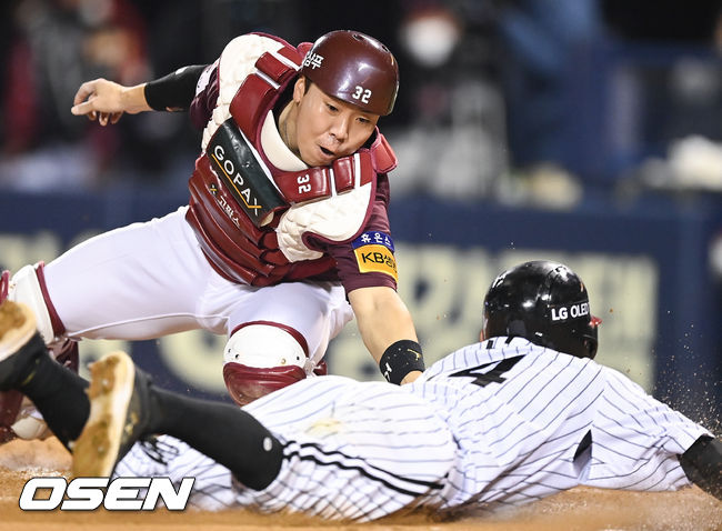 6회말 2사 1,2루 LG 김현수의 1타점 적시타때 1루 주자 서건창이 키움 김재현 포수에게 태그아웃되고 있다.  2021.10.21 / soul1014@osen.co.kr