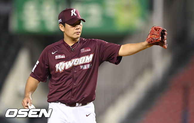 21일 서울 잠실구장에서 2021 신한은행 SOL KBO리그 LG 트윈스와 키움 히어로즈의 경기가 진행됐다.3회말 이닝종료 후 키움 정찬헌 선발투수가 김재현 포수에게 손짓하고 있다. 2021.10.21 / soul1014@osen.co.kr