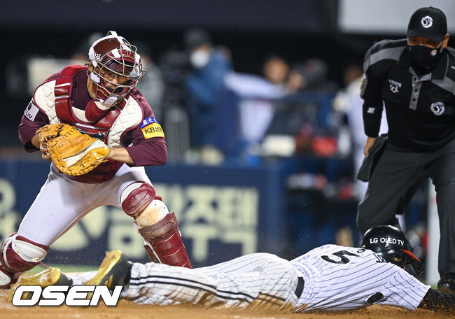 21일 서울 잠실구장에서 2021 신한은행 SOL KBO리그 LG 트윈스와 키움 히어로즈의 경기가 진행됐다.9회말 무사 3루 LG 서건창의 동점 희생플라이때 3루 주자 김용의가 홈태그업 시도해 득점 성공하고 있다. 2021.10.21 / soul1014@osen.co.kr