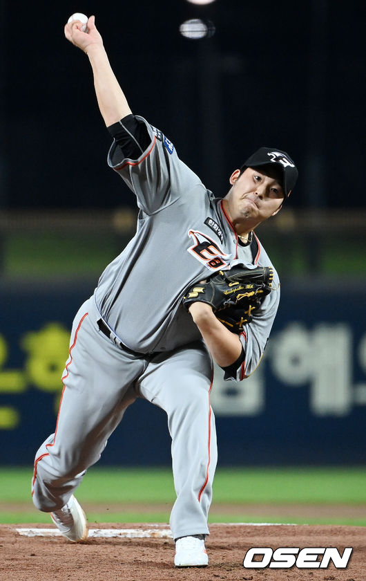 21일 오후 광주 KIA 챔피언스필드에서 ‘2021 신한은행 SOL KBO리그’ KIA 타이거즈와 한화 이글스의 경기가 열렸다. 한화 선발 김민우가 마운드 위에서 힘차게 공을 뿌리고 있다.  2021.10.21 / rumi@osen.co.kr