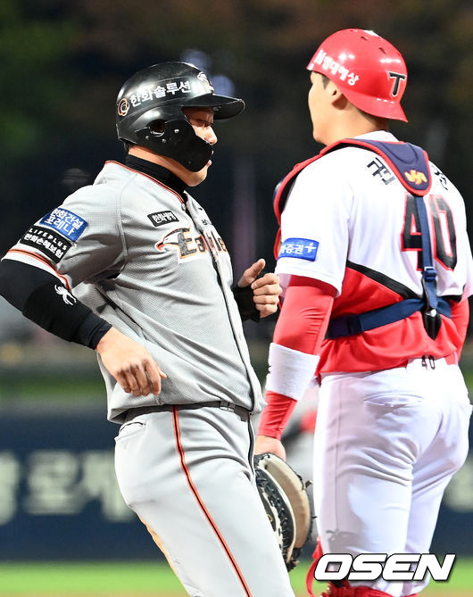 21일 오후 광주 KIA 챔피언스필드에서 ‘2021 신한은행 SOL KBO리그’ KIA 타이거즈와 한화 이글스의 경기가 열렸다. 1회초 2사 주자 2루 한화 김태연의 좌익수 왼쪽 1타점 적시타때 하주석이 홈을 밟고 있다. 2021.10.21 / rumi@osen.co.kr