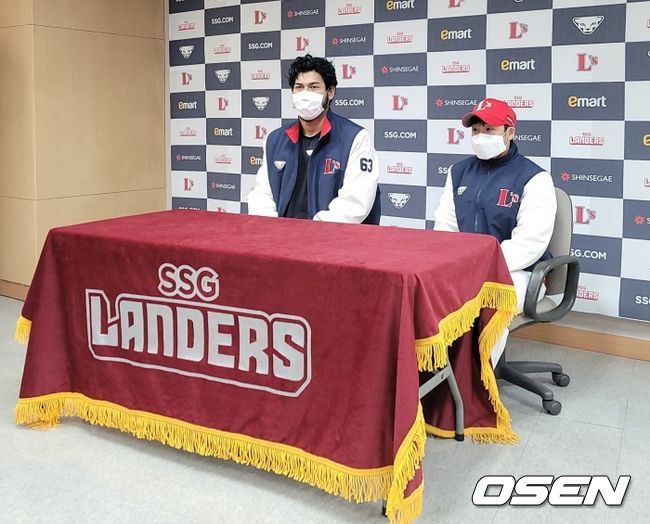 SSG 랜더스 외국인 투수 윌머 폰트가 21일 두산전 호투로 승리투수가 된 후 인터뷰하고 있다. /knightjisu@osen.co.kr