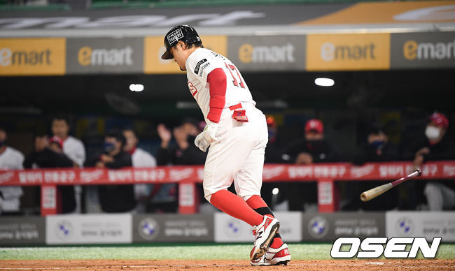 SSG 랜더스 추신수가 볼넷으로 출루하고 있다. /OSEN DB