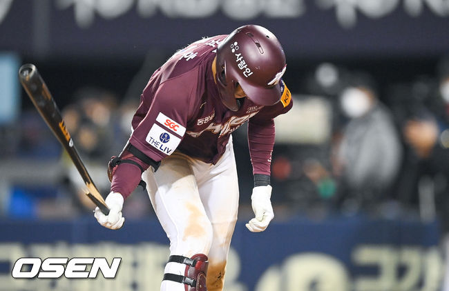 21일 서울 잠실구장에서 2021 신한은행 SOL KBO리그 LG 트윈스와 키움 히어로즈의 경기가 진행됐다.9회초 2사 1,2루 키움 이정후가 헛스윙 삼진 이후 밤앙이를 내리치며 아쉬워하고 있다.  2021.10.21 / soul1014@osen.co.kr