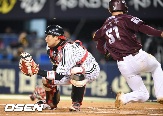 21일 서울 잠실구장에서 2021 신한은행 SOL KBO리그 LG 트윈스와 키움 히어로즈의 경기가 진행됐다.3회초 2사 키움 김웅빈의 내야안타때 2루 주자 이정후가 홈쇄도하고 있다. 2021.10.21 / soul1014@osen.co.kr