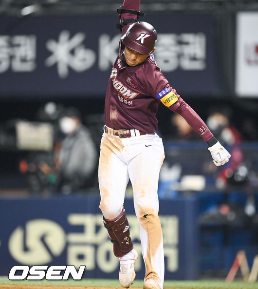 21일 서울 잠실구장에서 2021 신한은행 SOL KBO리그 LG 트윈스와 키움 히어로즈의 경기가 진행됐다.9회초 2사 1,2루 키움 이정후가 헛스윙 삼진 이후 밤앙이를 내리치며 아쉬워하고 있다.  2021.10.21 / soul1014@osen.co.kr