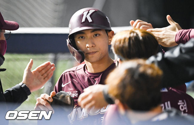 5회초 1사 2루 키움 송성문의 1타점 적시타때 2루 주자 이정후가 홈을 밟은뒤 동료들의 축하를 받고 있다.  2021.10.21