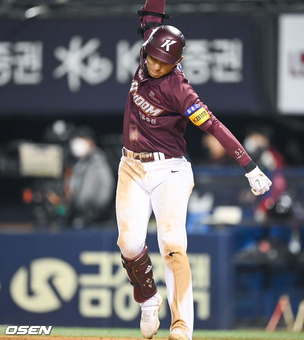 21일 서울 잠실구장에서 2021 신한은행 SOL KBO리그 LG 트윈스와 키움 히어로즈의 경기가 진행됐다.9회초 2사 1,2루 키움 이정후가 1루수 라인드라이브 아웃 이후 방망이를 내리치며 아쉬워하고 있다. 2021.10.21 / soul1014@osen.co.kr