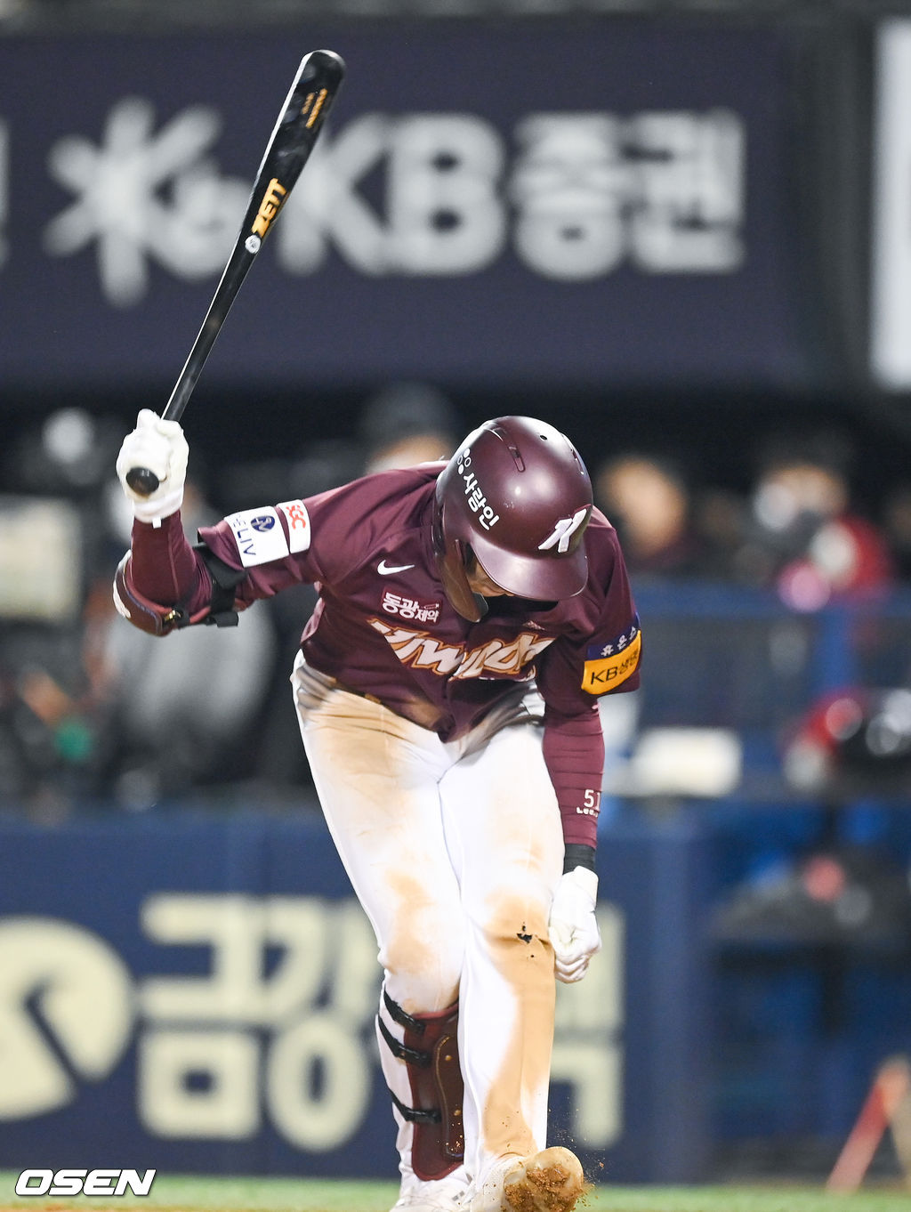 21일 서울 잠실구장에서 2021 신한은행 SOL KBO리그 LG 트윈스와 키움 히어로즈의 경기가 진행됐다.9회초 2사 1,2루 키움 이정후가 1루수 라인드라이브 아웃 이후 방망이를 내리치며 아쉬워하고 있다. 2021.10.21 / soul1014@osen.co.kr
