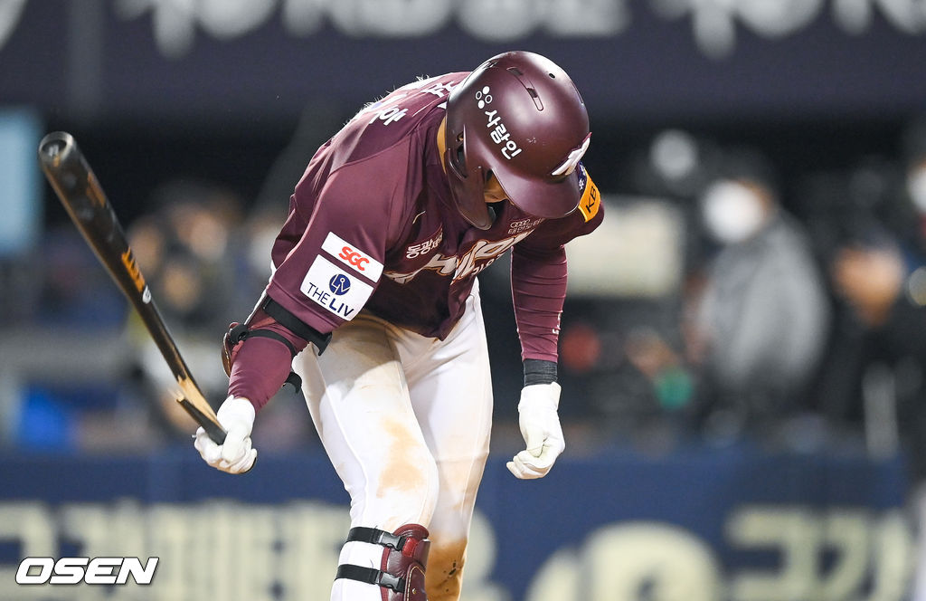 21일 서울 잠실구장에서 2021 신한은행 SOL KBO리그 LG 트윈스와 키움 히어로즈의 경기가 진행됐다.9회초 2사 1,2루 키움 이정후가 1루수 라인드라이브 아웃 이후 방망이를 내리치며 아쉬워하고 있다. 2021.10.21 / soul1014@osen.co.kr