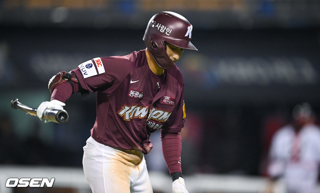 21일 서울 잠실구장에서 2021 신한은행 SOL KBO리그 LG 트윈스와 키움 히어로즈의 경기가 진행됐다.9회초 2사 1,2루 키움 이정후가 1루수 라인드라이브 아웃 이후 방망이를 내리치며 아쉬워하고 있다. 2021.10.21 / soul1014@osen.co.kr