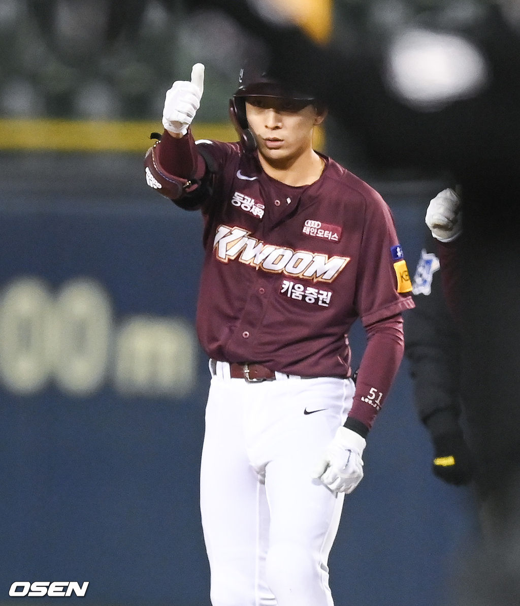 1회초 1사 2루 키움 이정후가 선취 1타점 적시타를 날린뒤 세리머니를 하고 있다. 5G 연속 무안타 침묵을 깬 안타. 2021.10.21 / soul1014@osen.co.kr