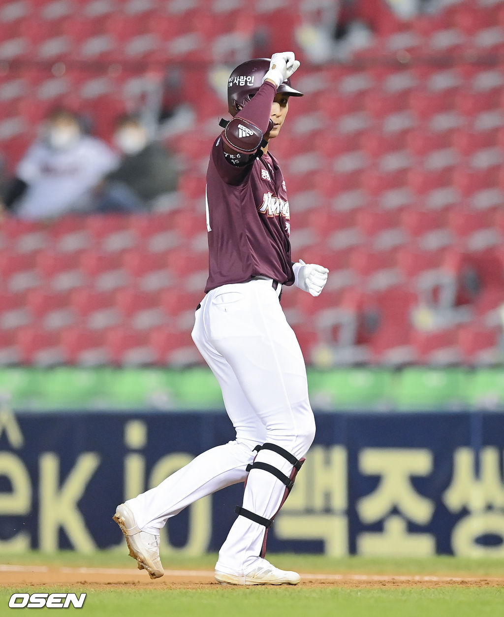 21일 서울 잠실구장에서 2021 신한은행 SOL KBO리그 LG 트윈스와 키움 히어로즈의 경기가 진행됐다.3회초 무사 1,2루 키움 이정후가 재역전 1타점 적시타를 날리고 세리머니를 하고 있다. 5G 연속 무안타 이후 멀티히트 기록. 2021.10.21 / soul1014@osen.co.kr