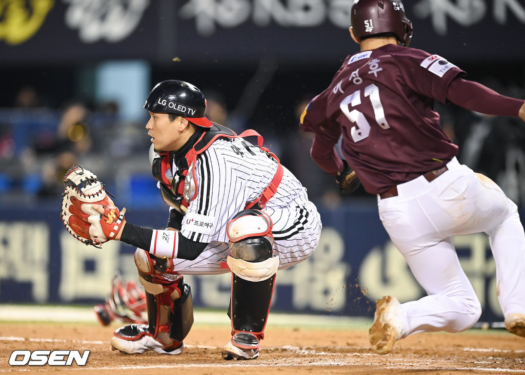 21일 서울 잠실구장에서 2021 신한은행 SOL KBO리그 LG 트윈스와 키움 히어로즈의 경기가 진행됐다.3회초 2사 키움 김웅빈의 내야안타때 2루 주자 이정후가 홈쇄도하고 있다. 빠른 발과 재치있는 주루센스가 보였던 순간. 2021.10.21 / soul1014@osen.co.kr