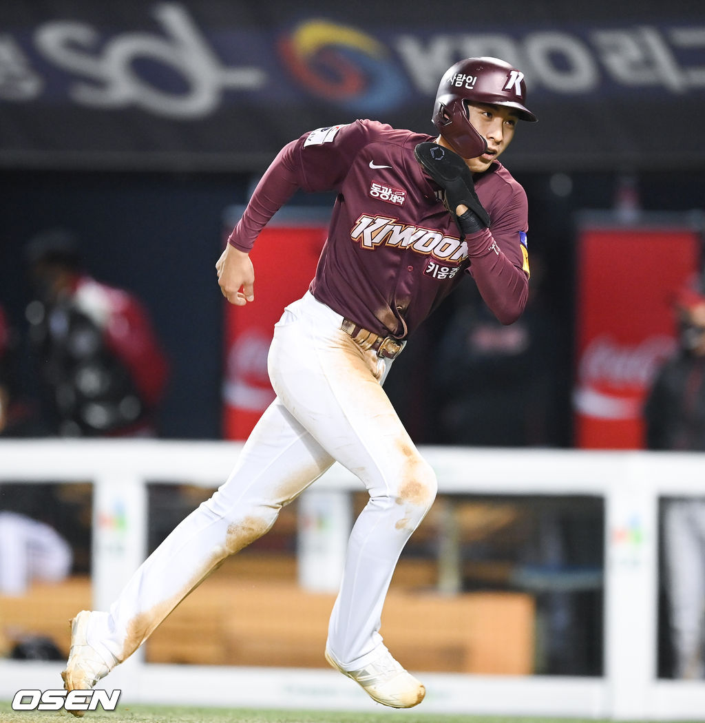 21일 서울 잠실구장에서 2021 신한은행 SOL KBO리그 LG 트윈스와 키움 히어로즈의 경기가 진행됐다.3회초 2사 키움 김웅빈의 내야안타때 2루 주자 이정후가 홈쇄도하고 있다. 빠른 발과 재치있는 주루센스가 보였던 순간. 2021.10.21 / soul1014@osen.co.kr