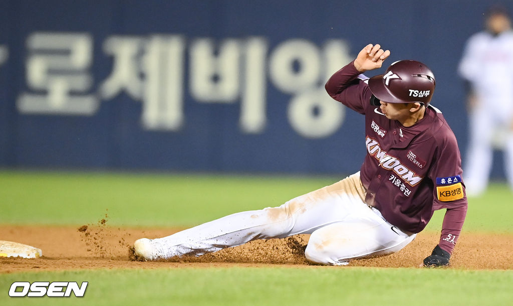 5회초 1사 1루 키움 송성문의 타석때 1루 주자 이정후가 도루 성공하고 있다. 타격이 되니 주루까지 잘되네. 2021.10.21 / soul1014@osen.co.kr