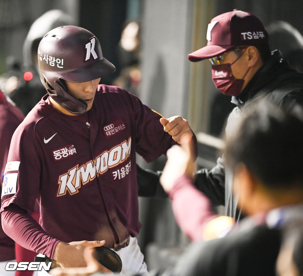 5회초 1사 2루 키움 송성문의 1타점 적시타때 2루 주자 이정후가 홈을 밟은뒤 홍원기 감독의 축하를 받고 있다. 2021.10.21 / soul1014@osen.co.kr