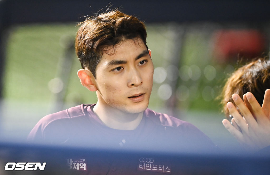 5회초 1사 2루 키움 송성문의 1타점 적시타때 2루 주자 이정후가 홈을 밟은뒤 동료들의 축하를 받고 있다. 2021.10.21 / soul1014@osen.co.kr