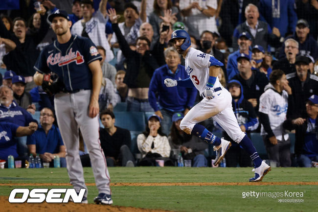 [사진] LA 다저스의 크리스 테일러가 22일(한국시간) 열린 애틀랜타와의 NLCS 5차전 7회 말 이날 자신의 세번째 홈런을 날린 뒤 베이스를 돌고 있다. 앞은 애틀랜타의 투수 딜런 리. ⓒGettyimages(무단전재 및 재배포 금지)
