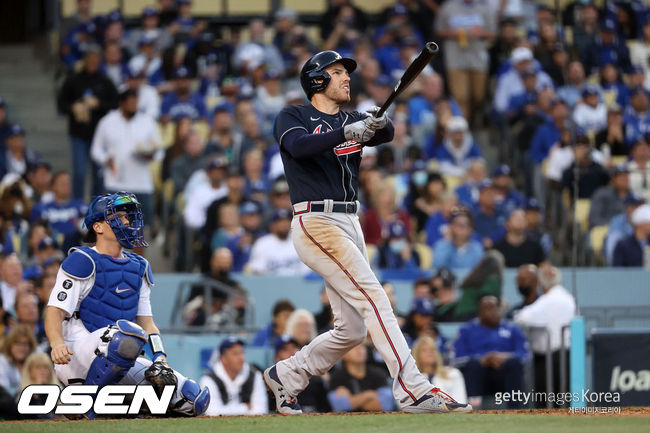 [사진] 애틀랜타 프리먼이 2021년 10월 22일(한국시간) 다저스와 5차전에서 홈런을 쳤다. ⓒGettyimages(무단전재 및 재배포 금지)