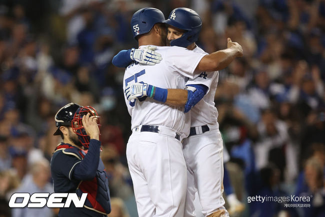 [사진] LA 다저스 크리스 테일러와 앨버트 푸홀스 ⓒGettyimages(무단전재 및 재배포 금지)