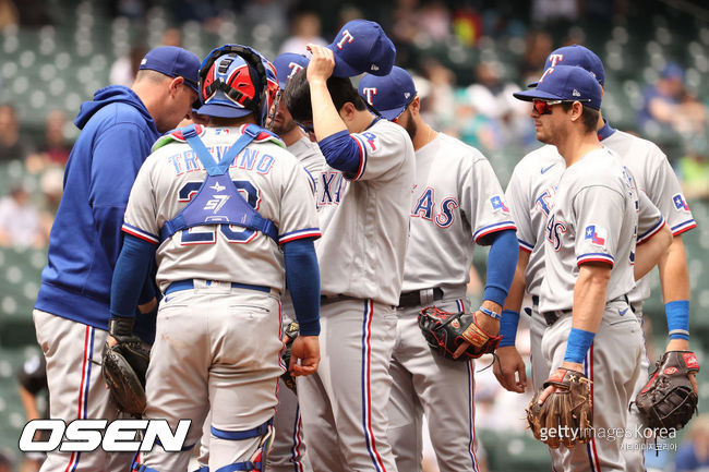 [사진] 양현종과 텍사스 선수들이 마운드에 모여 이야기를 하고 있다. ⓒGettyimages(무단전재 및 재배포 금지)