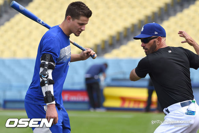 [사진] 텍사스 크리스 우드워드 감독이 LA 다저스 코치 시절 코리 시거를 지도하고 있다. ⓒGettyimages(무단전재 및 재배포 금지)